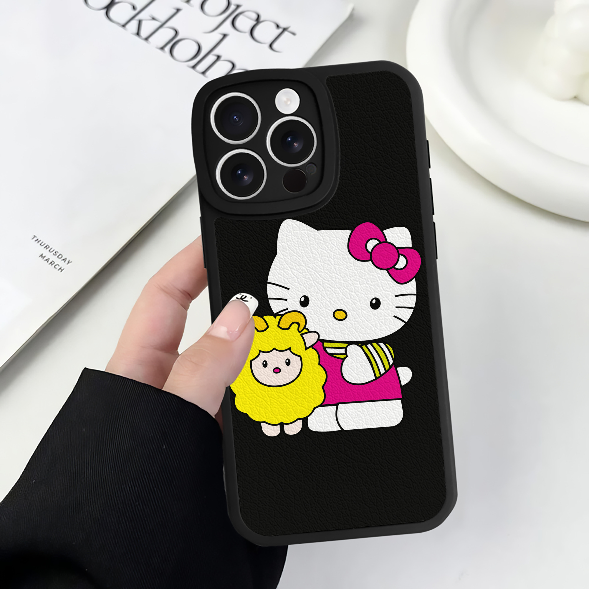 （画像用） Hello Kitty ハローキティ 【iPhone 16シリーズ対応】シリコンスマホケース（レザー調） 材質：シリコン